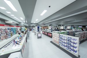 Fotografia colorida mostrando interior da loja Fujioka Distribuidor-Metrópoles