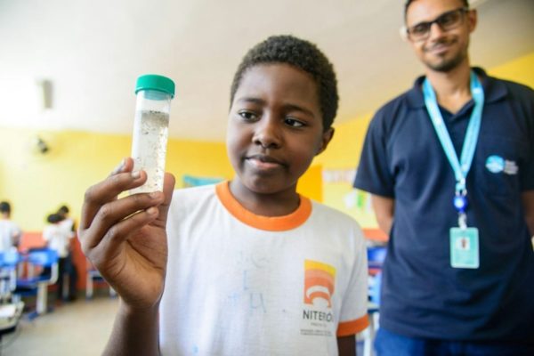 Foto mostra menino de Niteroi com mosquitos infectados em um tubo - Metrópoles