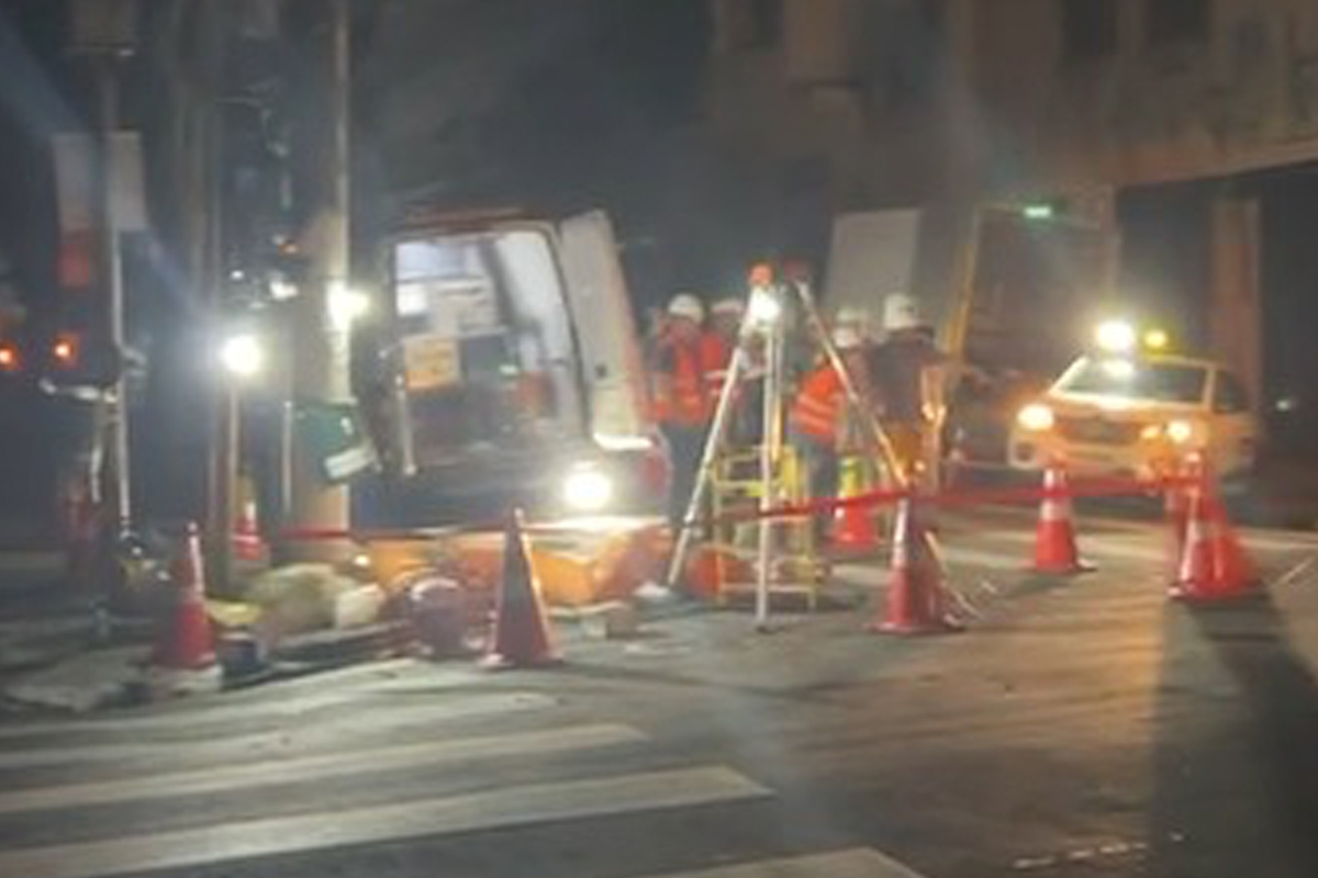 Imagem colorida mostra equipe da Enel trabalhando durante apagão no centro de São Paulo - Metrópoles