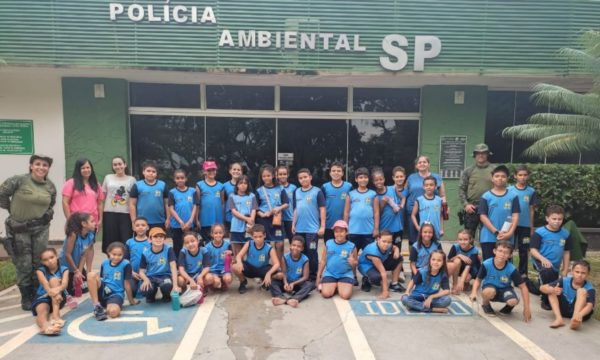 foto colorida de estudantes de Sagres durante atividade ambiental na sede da Polícia Ambiental em Presidente Prudente (SP) - Metrópoles