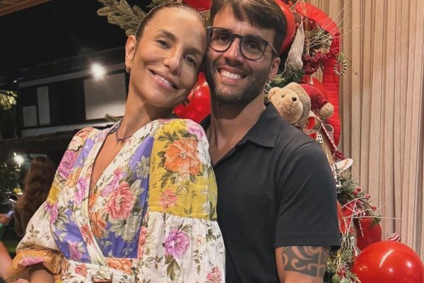 Ivete Sangalo e o marido, Daniel Cady, posam juntos e sorridentes no Natal - Metrópoles