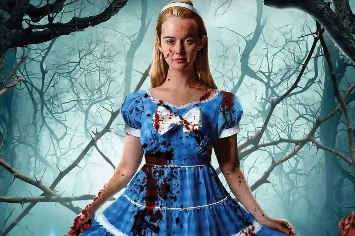 Foto colorida de Alice no País das Trevas, mostra menina com vestido azul e manchas de sangue - Metrópoles