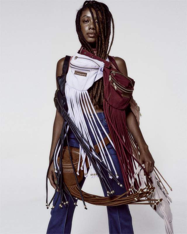 NA imagem com cor, foto de divulgação das peças da marca Amapô Jeans, estreante no SPFW N57 - metrópoles