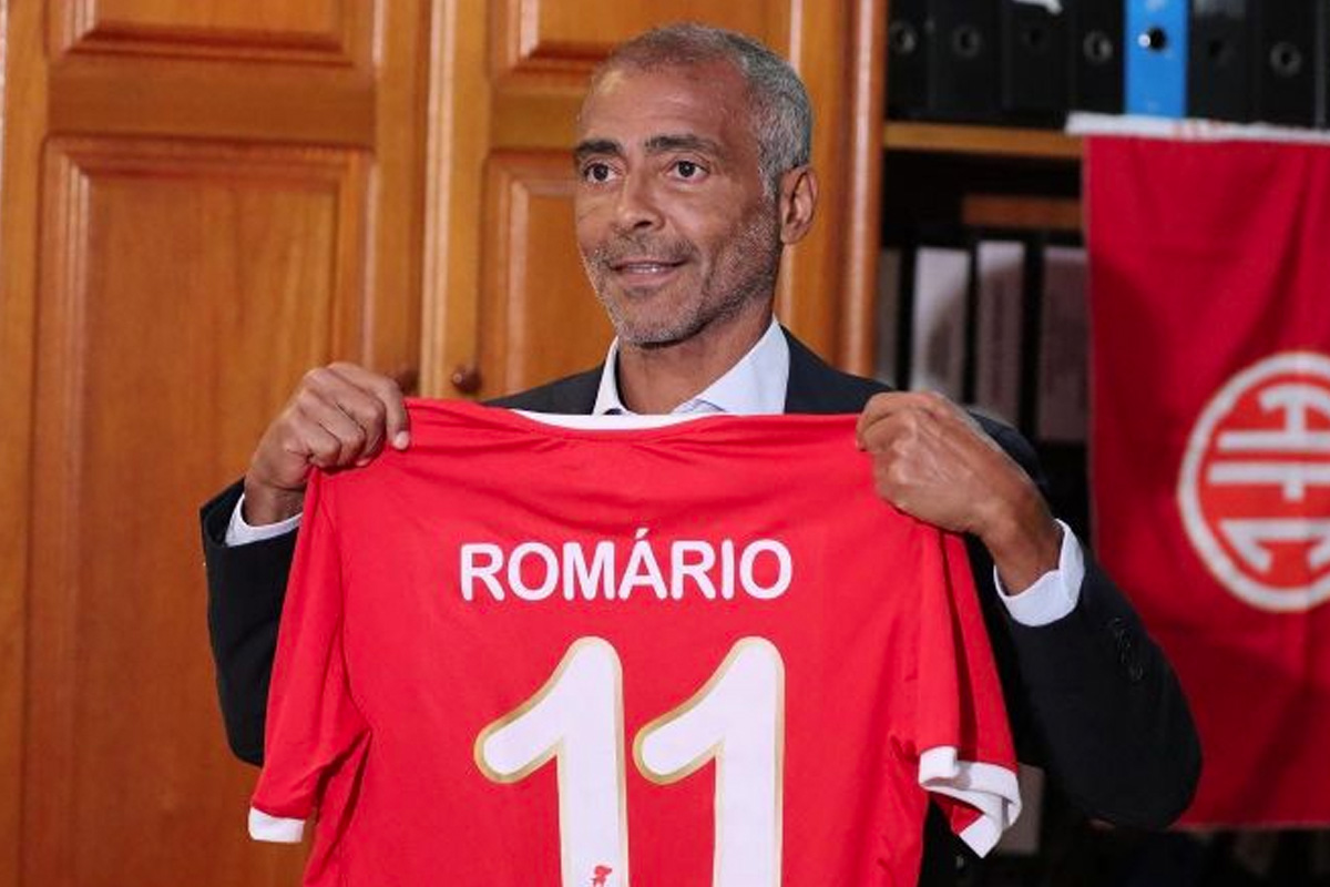 Romário posa com camisa do América-RJ