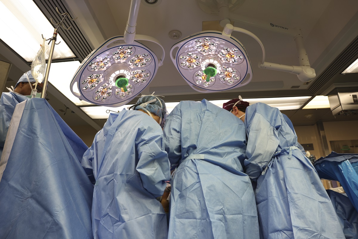 Foto mostra equipe médica paramentada em sala de cirurgia para transplante