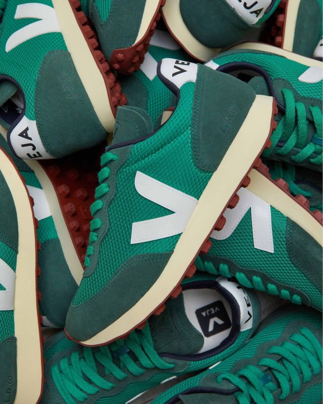 Tênis nas cores verde, brando e marrom aparece amontoado em imagem. O calçado se repete na imagem.