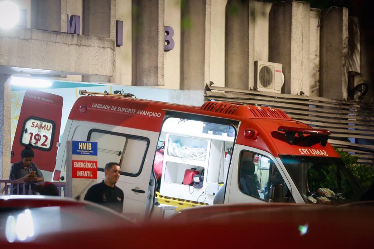 Foto colorida de ambulância na frente de hospital