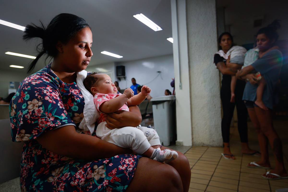 Foto coloria de mulher com criança no colo