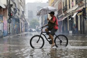 Foto colorida de chuva no Rio de Janeiro - Metrópoles