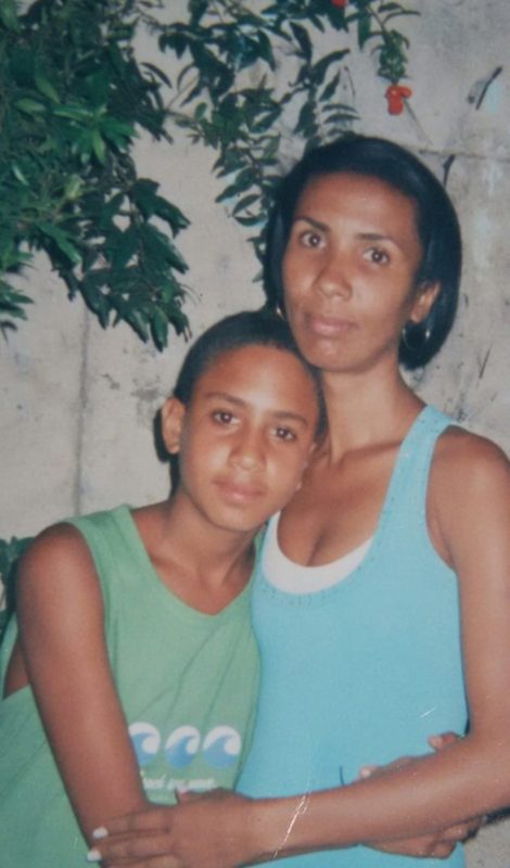 Imagem colorida de Johnatha de Oliveira Lima ao lado da mãe, Ana Paula - Metrópoles
