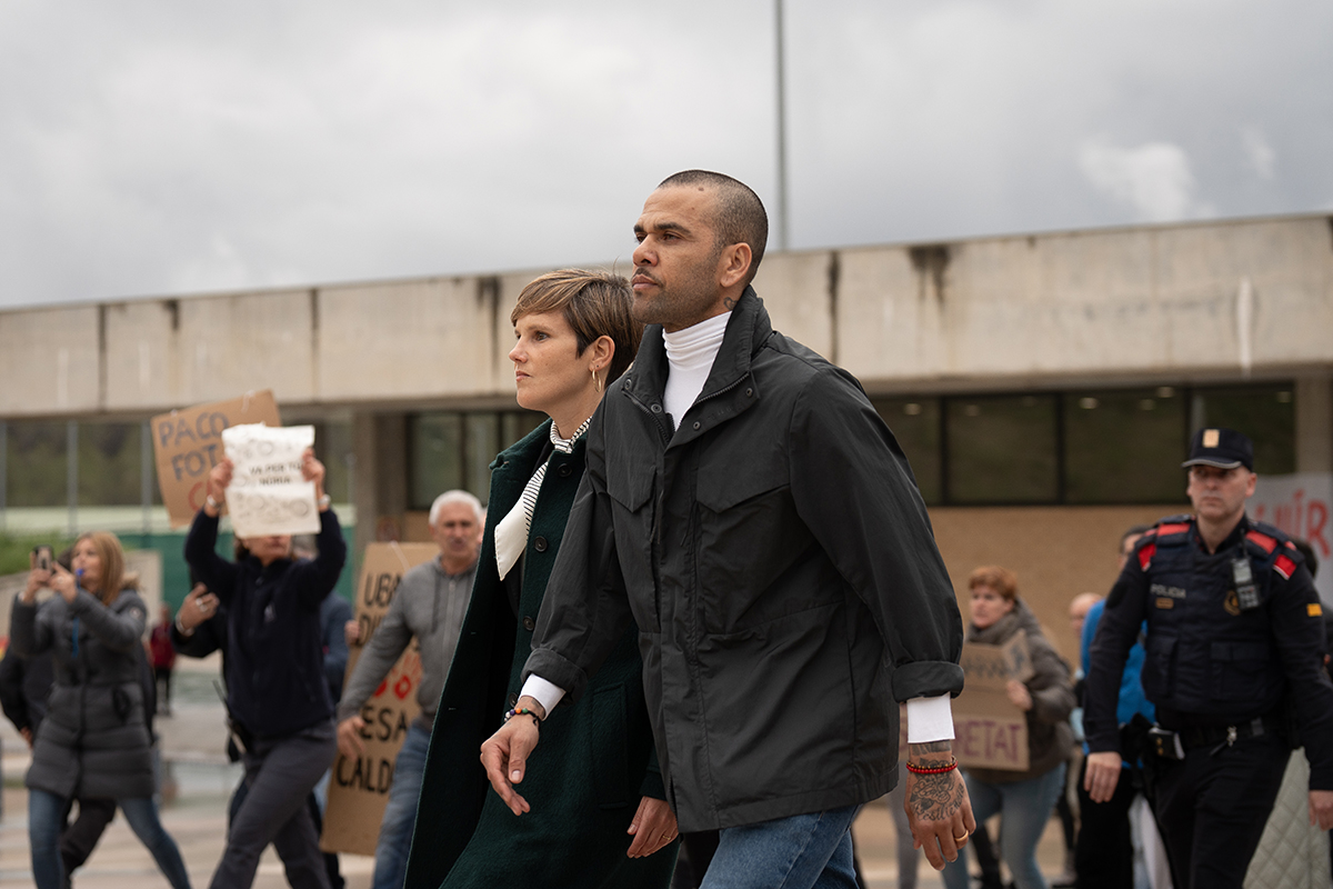 Condenado por estupro, Daniel Alves é solto após pagar fiança - Barcelona, Espanha