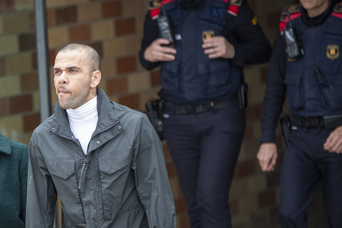 Condenado por estupro, Daniel Alves paga fiança na Espanha