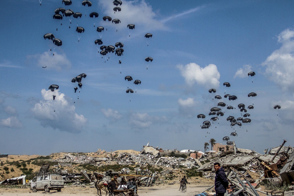 Ajuda humanitária cai do céu em direção à Faixa de Gaza