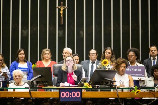 Câmara dos Deputados homenageia Marielle Franco e Anderson Gomes
