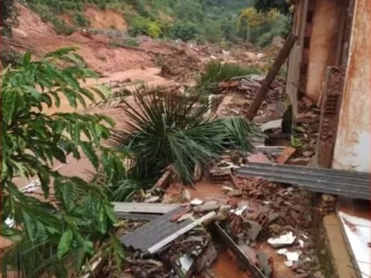 Imagem colorida da casa da família, que foi atingida por um deslizamento de terra e ficou totalmente destruída em Mimoso do Sul, Espírito Santo - Metrópoles