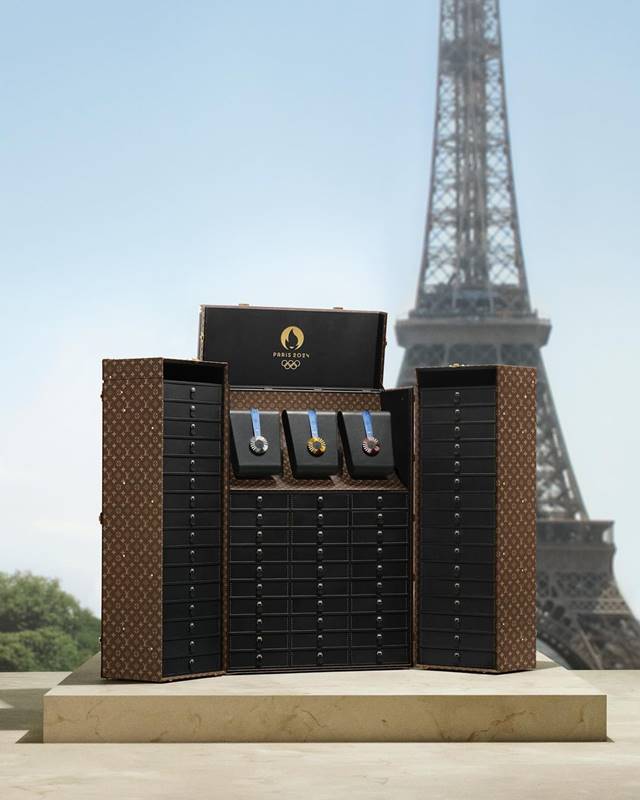 Na imagem com cor, os novos báus da Louis Vuitton para os Jogos Olímpicos - Metrópoles