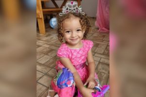 Imagem colorida mostra a menina Elisa da Silva Marques, que morreu após ingerir soda cáustica; criança tinha apenas 3 anos - Metrópoles