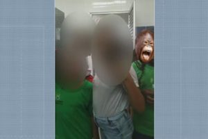 Colega coloca imagem de macaco sobre rosto de garota negra em foto