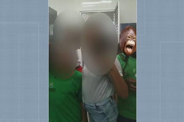Colega coloca imagem de macaco sobre rosto de garota negra em foto