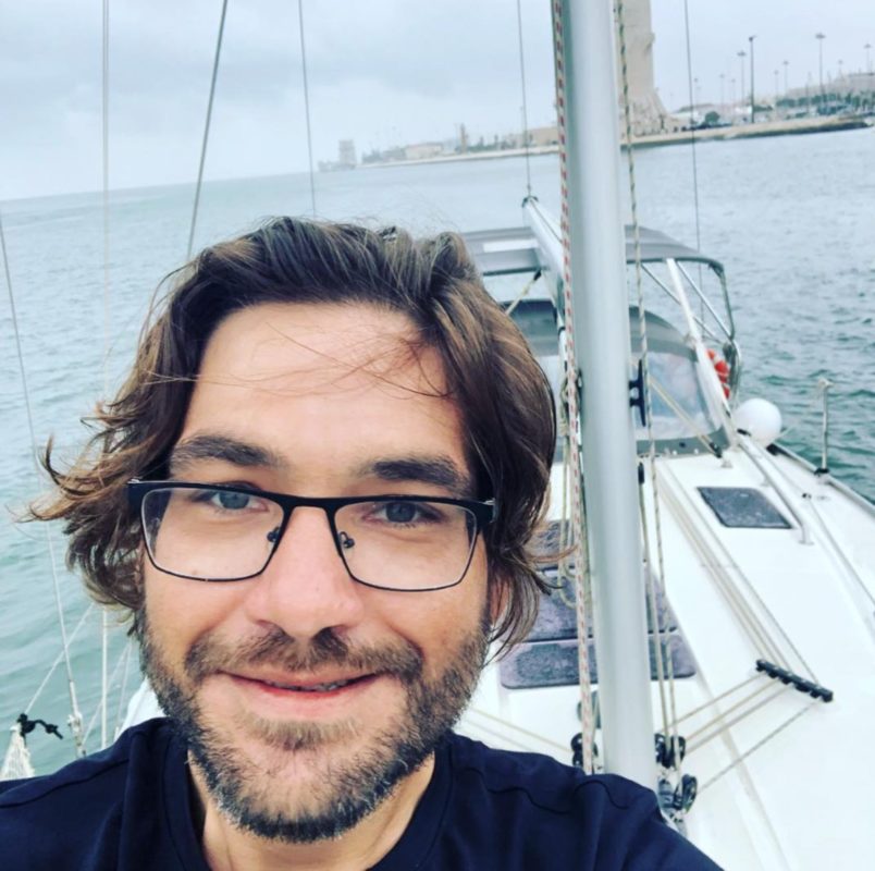 Imagem colorida de Raul Pelegrin durante viagem em Lisboa - Metrópoles