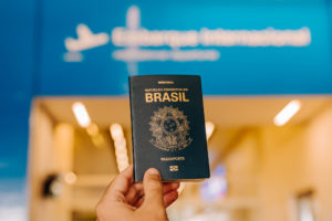 Foto colorida de passaporte brasileiro com fundo desfocado