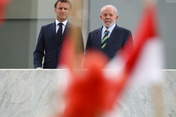 Lula com Emmanuel Macron, em Brasília -- Metrópoles