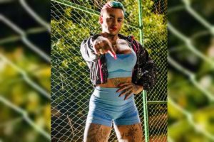 Rhayara Morais, influencer fitness é encontrada morta dentro de casa em Águas Claras. Mulher com roupa de academia aponta o dedo para câmera - Metrópoles