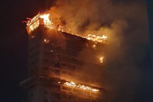 Imagem colorida mostra incêndio que atinge prédio em construção no Recife, pernambuco - Metrópoles