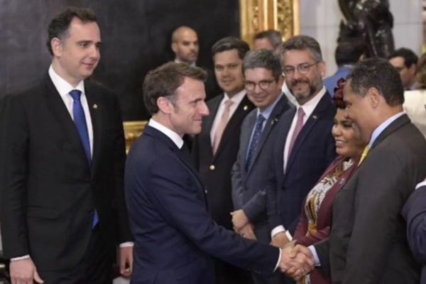 O líder do PSD, Antonio Brito, com o presidente francês Emmanuel Macron