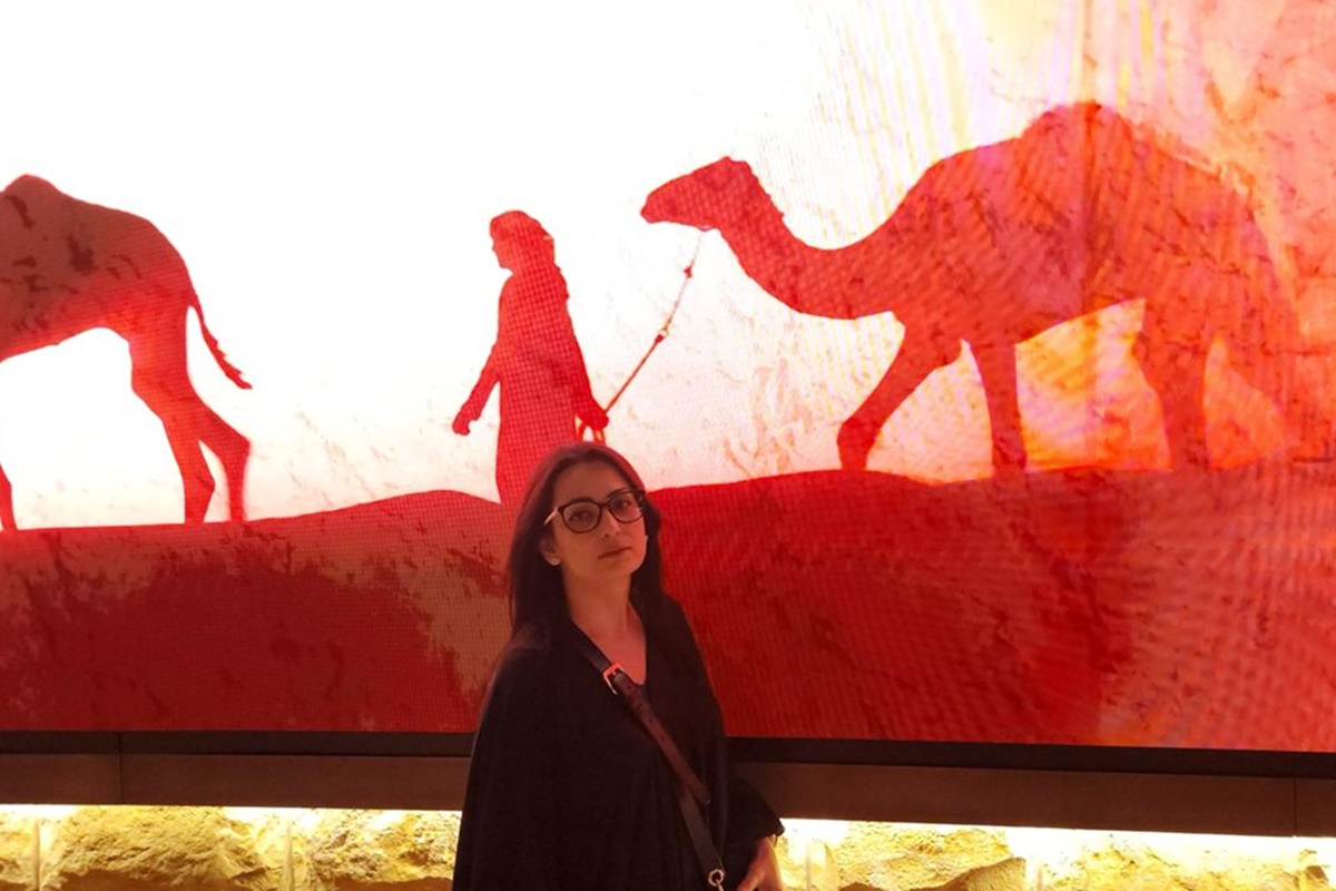 Jacqueline Benevides posa durante os trabalhos na Arábia Saudita - Metrópoles