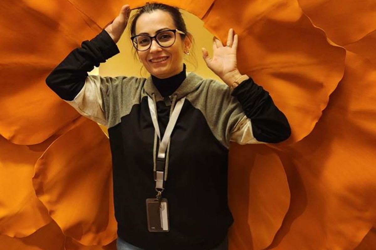 Jacqueline Benevides posa durante os trabalhos na Arábia Saudita - Metrópoles