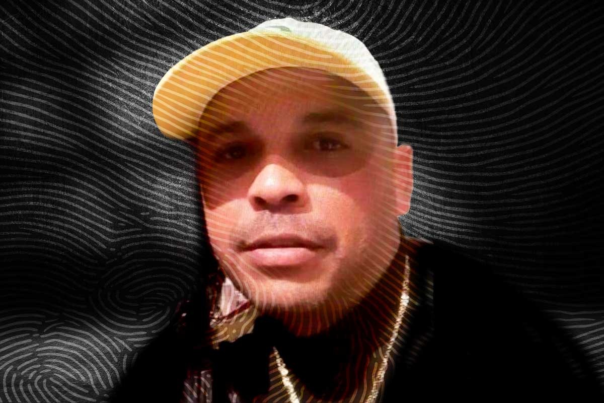 Foto colorida de homem pardo usando boné branco, com a cabeça de frente em relação ao ângulo de quem olha - Metrópoles