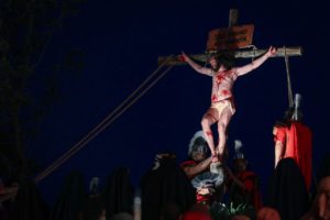 Multidão acompanha a Via-Sacra no Morro da Capelinha, no DF; siga