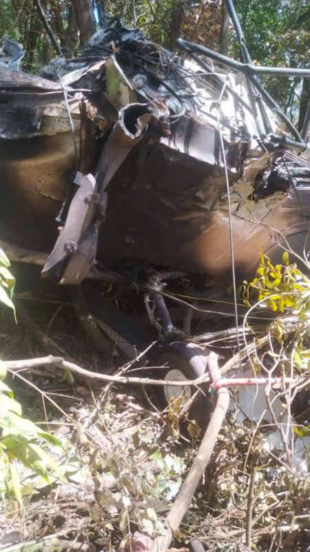 foto colorida de destroços de avião que caiu na Serra do Japi (SP)