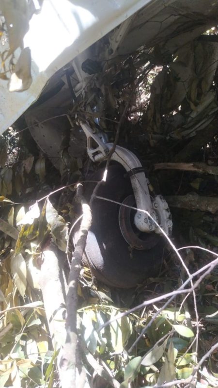 foto colorida de destroços de avião que caiu na Serra do Japi (SP)