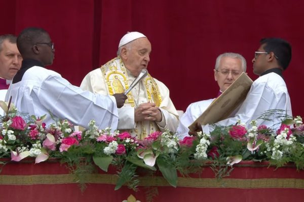 imagem do papa francisco fazendo a benção de páscoa no vaticano em 2024