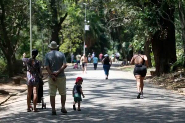 foto colorida de paulistanos caminhando em parque em dia de calor em SP - Metrópoles