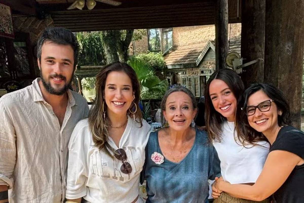 foto colorida de bruno ferrari, paloma duarte, debora duarte e mais duas mulheres da familia - metrópoles