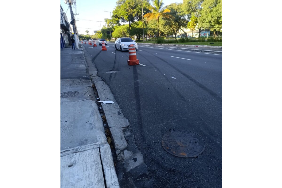 Foto colorida de asfalto com marcas de pneu, decorrentes de freada brusca - Metrópoles