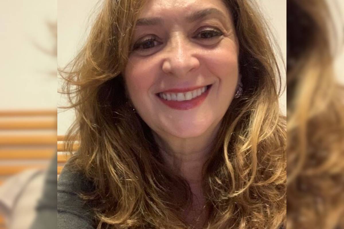 foto colorida de mulher loira sorrindo - metrópoles