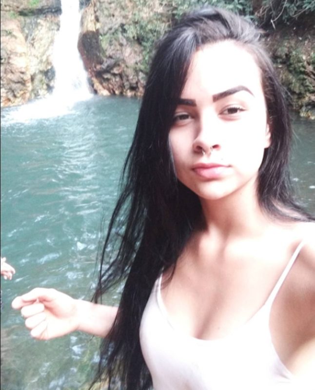 mulher em cachoeira