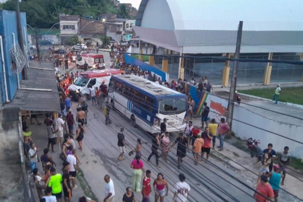 Foto colorida de acidente em Pernambuco motorista - Metrópoles