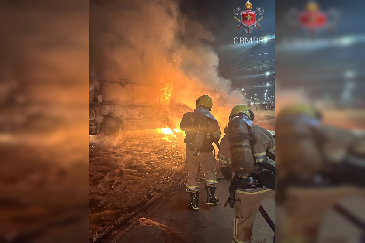 Imagem colorida de ônibus pegando fogo