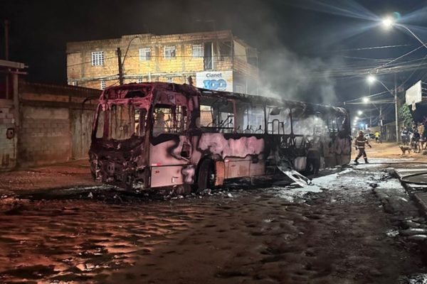 Imagem colorida de ônibus pegando fogo