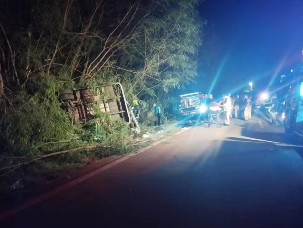 imagem colorida acidente micro-onibus parana