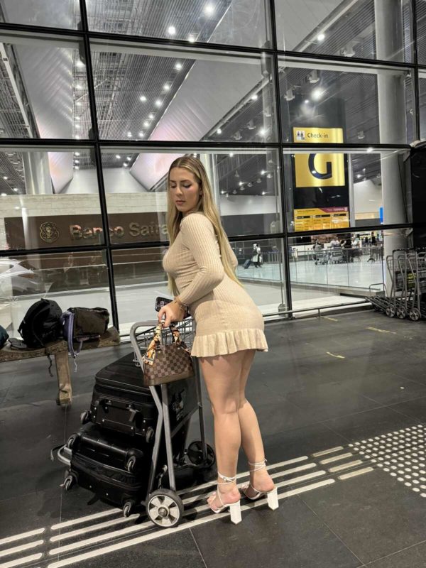 Malévola Alves posa em aeroporto durante uma de suas viagens - Metrópoles