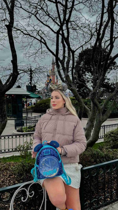 Malévola Alves posa durante uma de suas viagens - Metrópoles