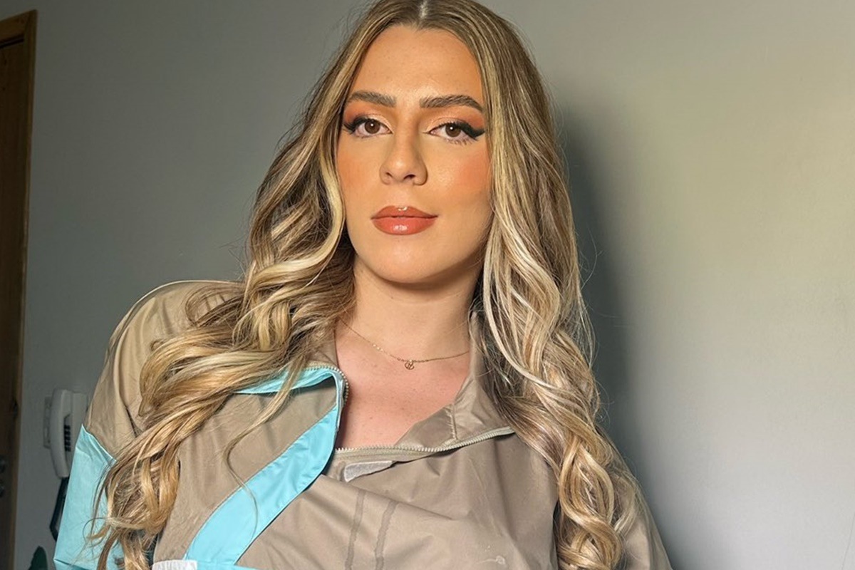 Malévola Alves posa de look cinza e azul, e cabelos soltos - Metrópoles
