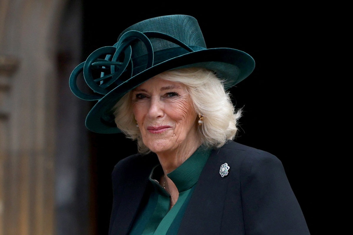 Foto colorida de mulher idosa, com roupa e chapéu na cor verde. Ela usa um casaco preto - Metrópoles