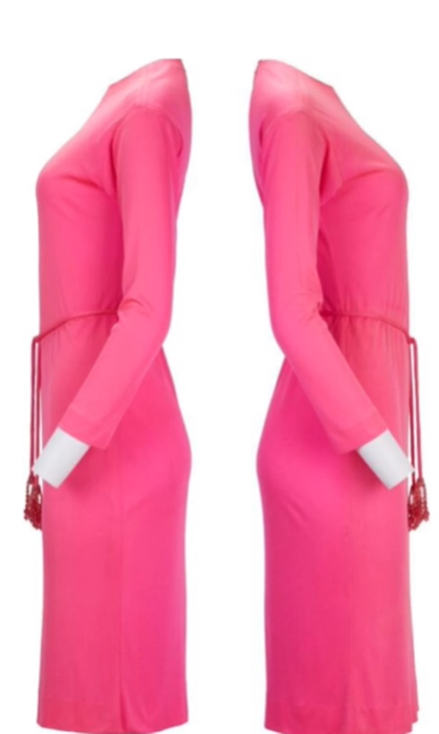 Na imagem com cor, vestido rosa utilizado por Marilyn Monroe - Metrópoles